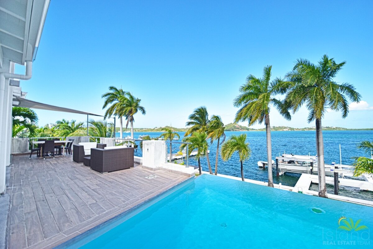 5 Bedroom Waterfront Villa + Private Boatdock