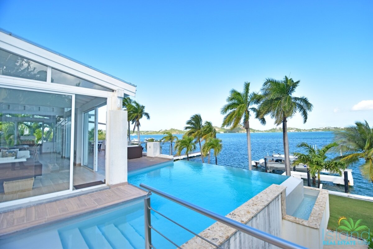 5 Bedroom Waterfront Villa + Private Boatdock