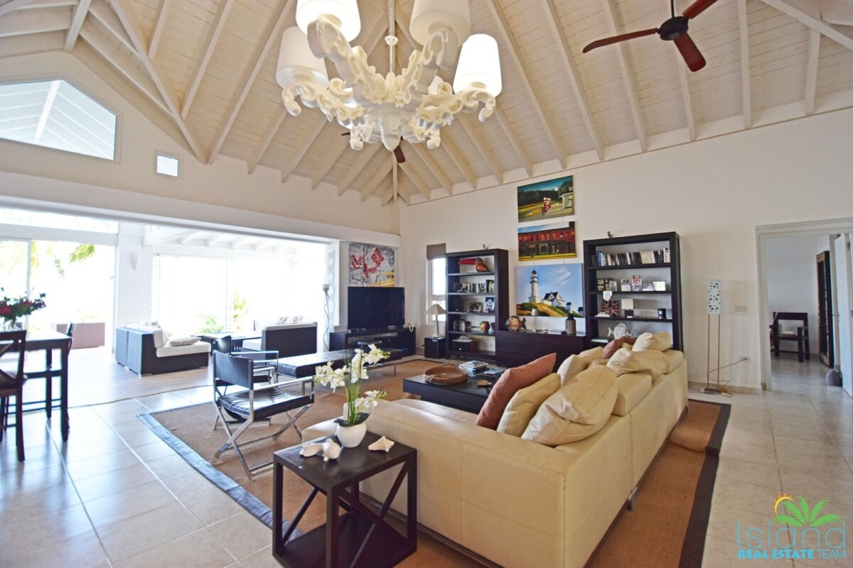 5 Bedroom Waterfront Villa + Private Boatdock