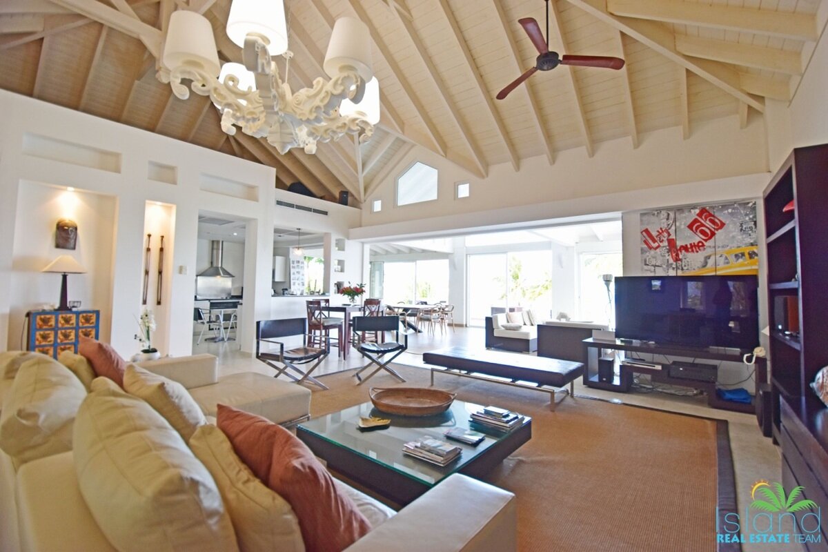 5 Bedroom Waterfront Villa + Private Boatdock