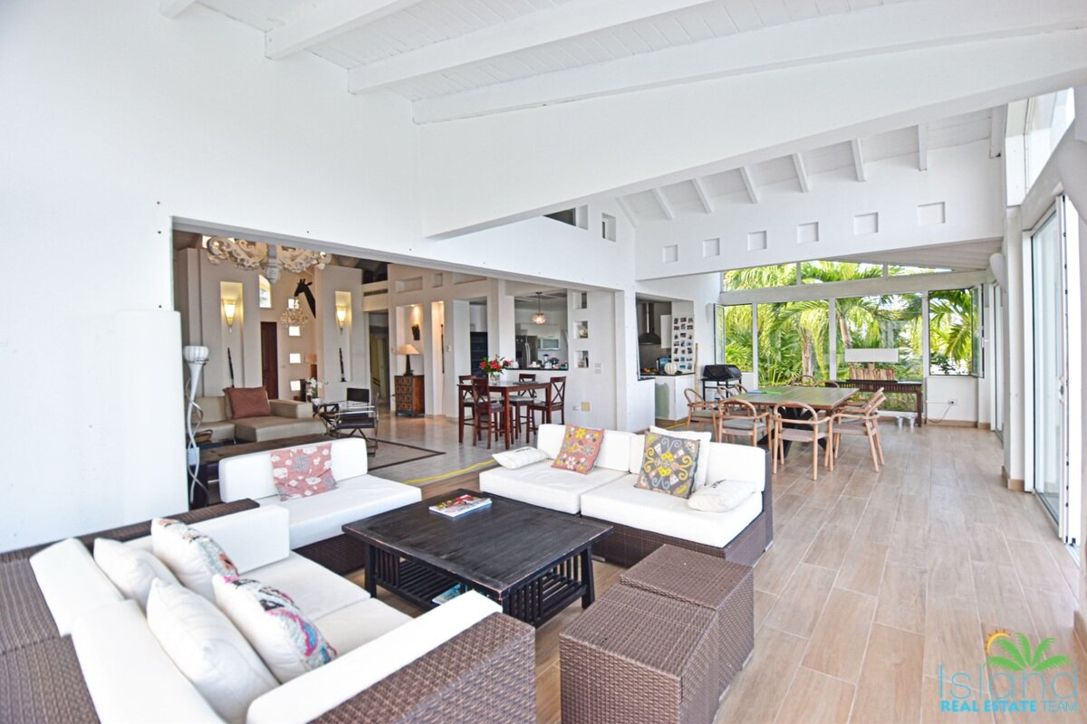 5 Bedroom Waterfront Villa + Private Boatdock