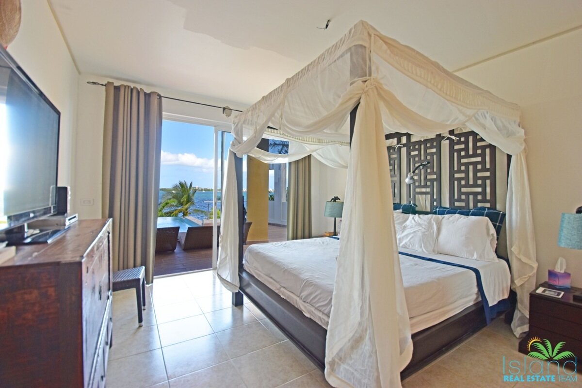 5 Bedroom Waterfront Villa + Private Boatdock