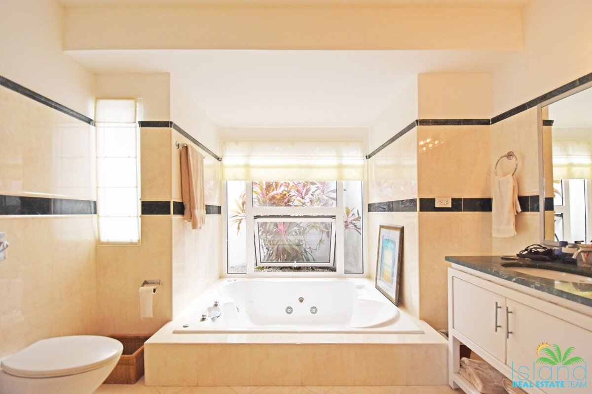 5 Bedroom Waterfront Villa + Private Boatdock