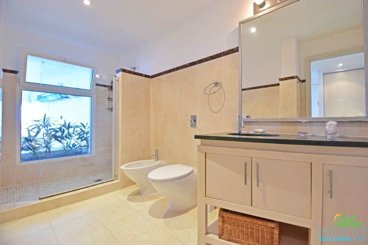 5 Bedroom Waterfront Villa + Private Boatdock