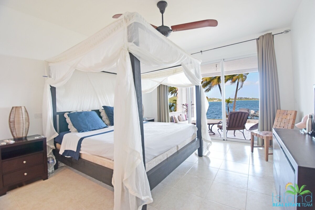 5 Bedroom Waterfront Villa + Private Boatdock