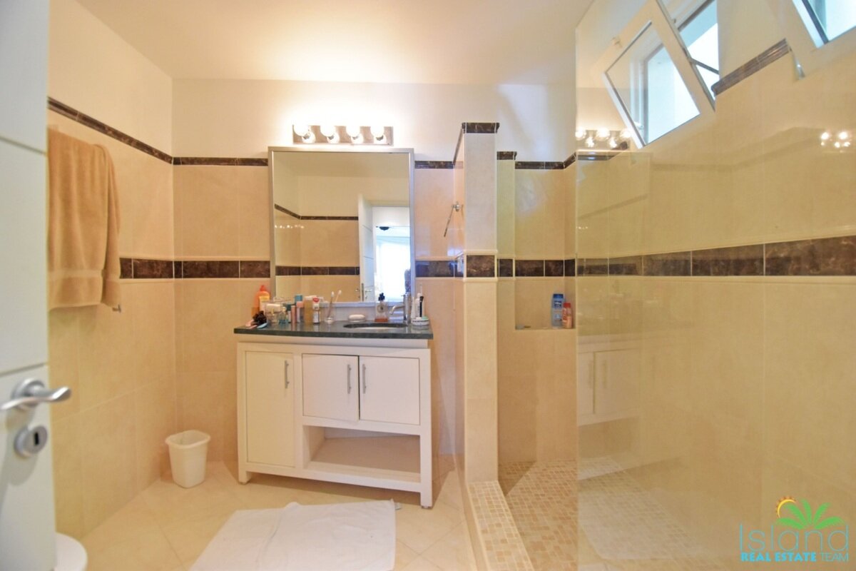 5 Bedroom Waterfront Villa + Private Boatdock