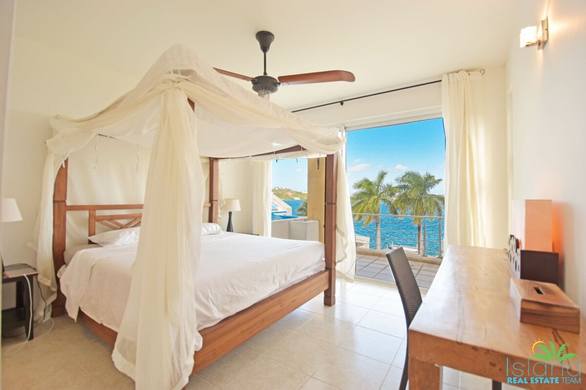 5 Bedroom Waterfront Villa + Private Boatdock