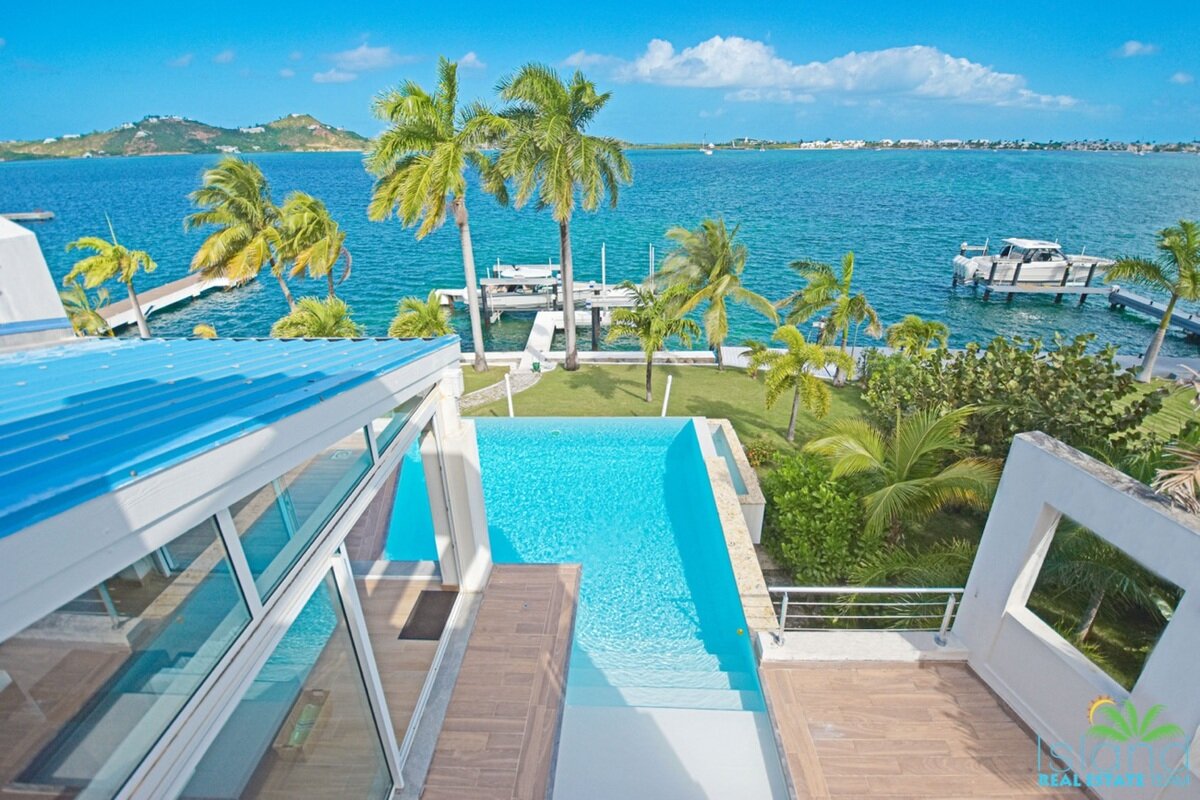 5 Bedroom Waterfront Villa + Private Boatdock