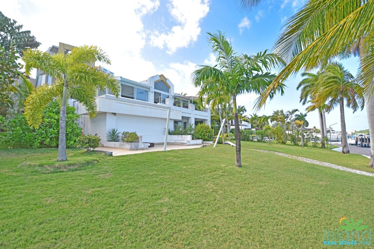 5 Bedroom Waterfront Villa + Private Boatdock