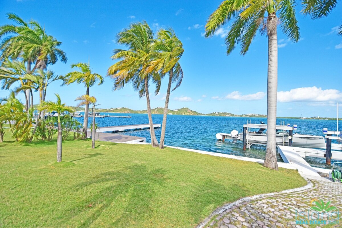 5 Bedroom Waterfront Villa + Private Boatdock