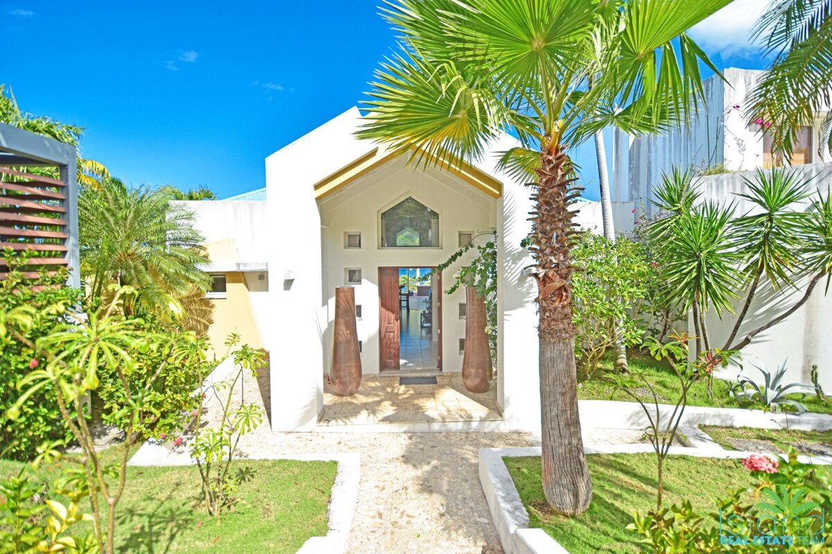 5 Bedroom Waterfront Villa + Private Boatdock