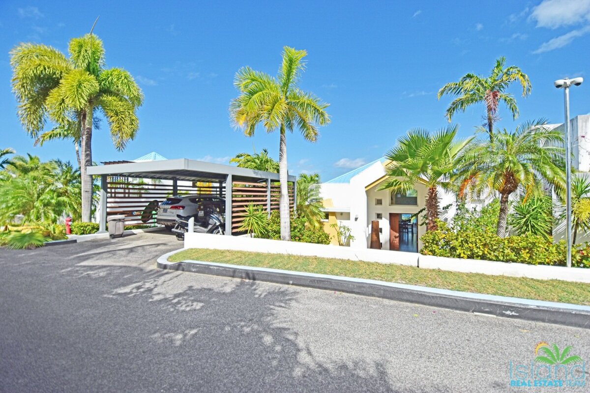 5 Bedroom Waterfront Villa + Private Boatdock