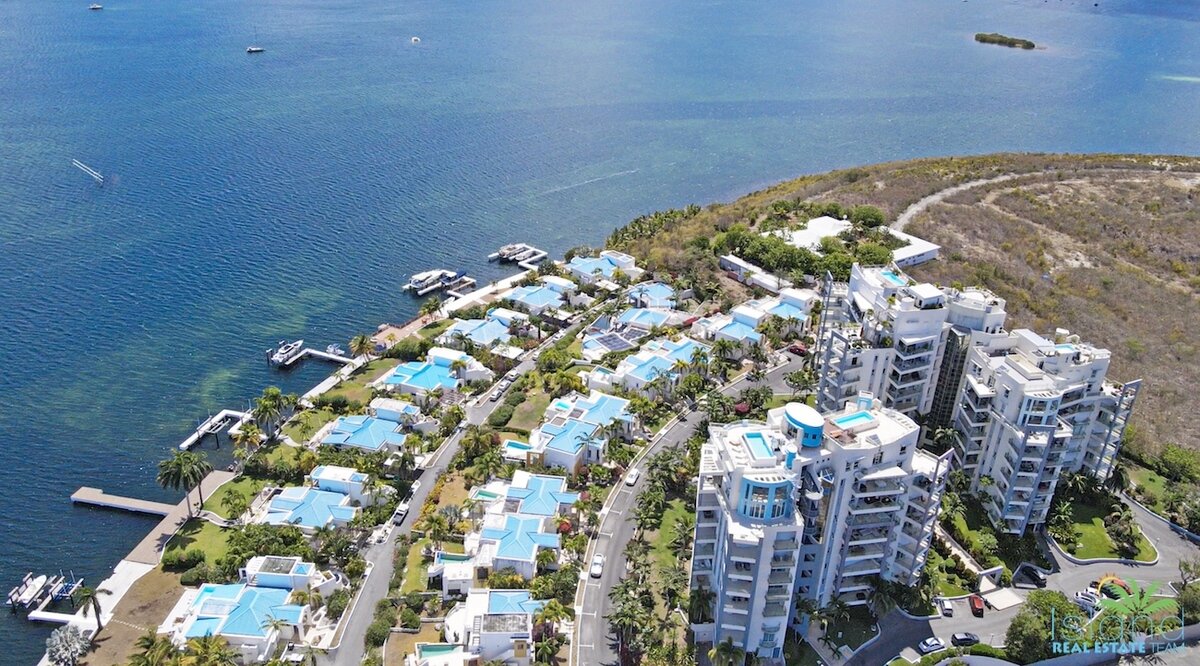 5 Bedroom Waterfront Villa + Private Boatdock