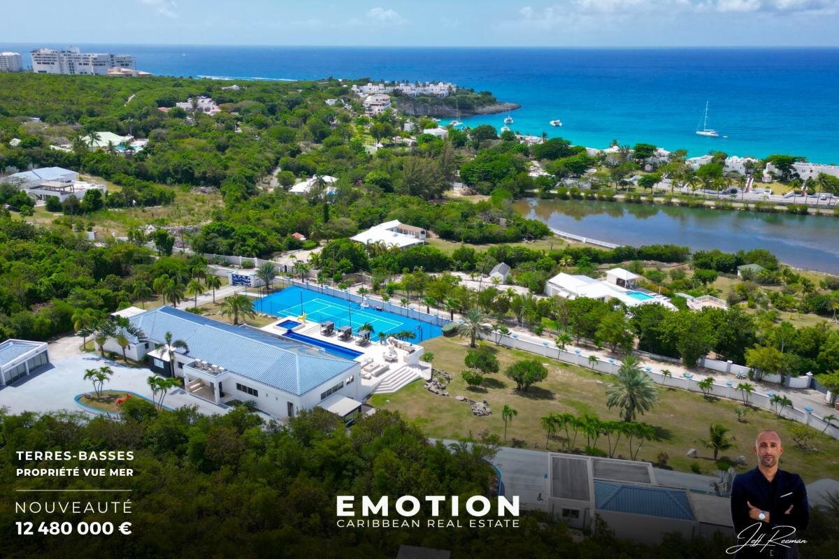 Exceptional property with sea view 971 m2 + 10,000 m2 of l