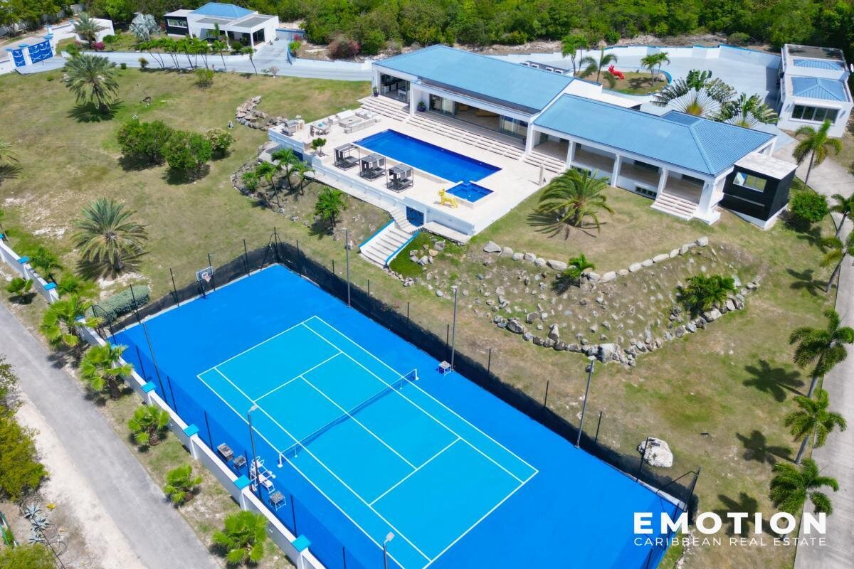 Exceptional property with sea view 971 m2 + 10,000 m2 of l