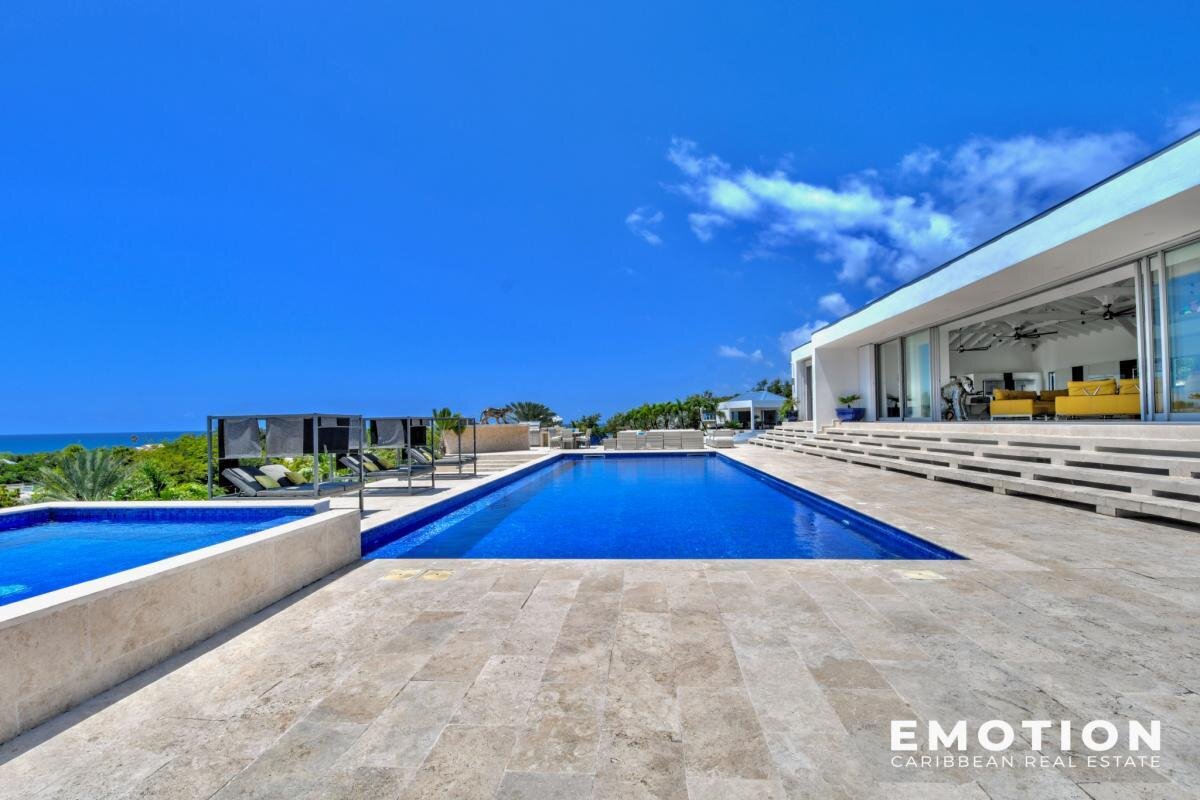 Exceptional property with sea view 971 m2 + 10,000 m2 of l