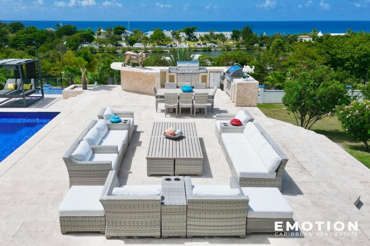 Exceptional property with sea view 971 m2 + 10,000 m2 of l