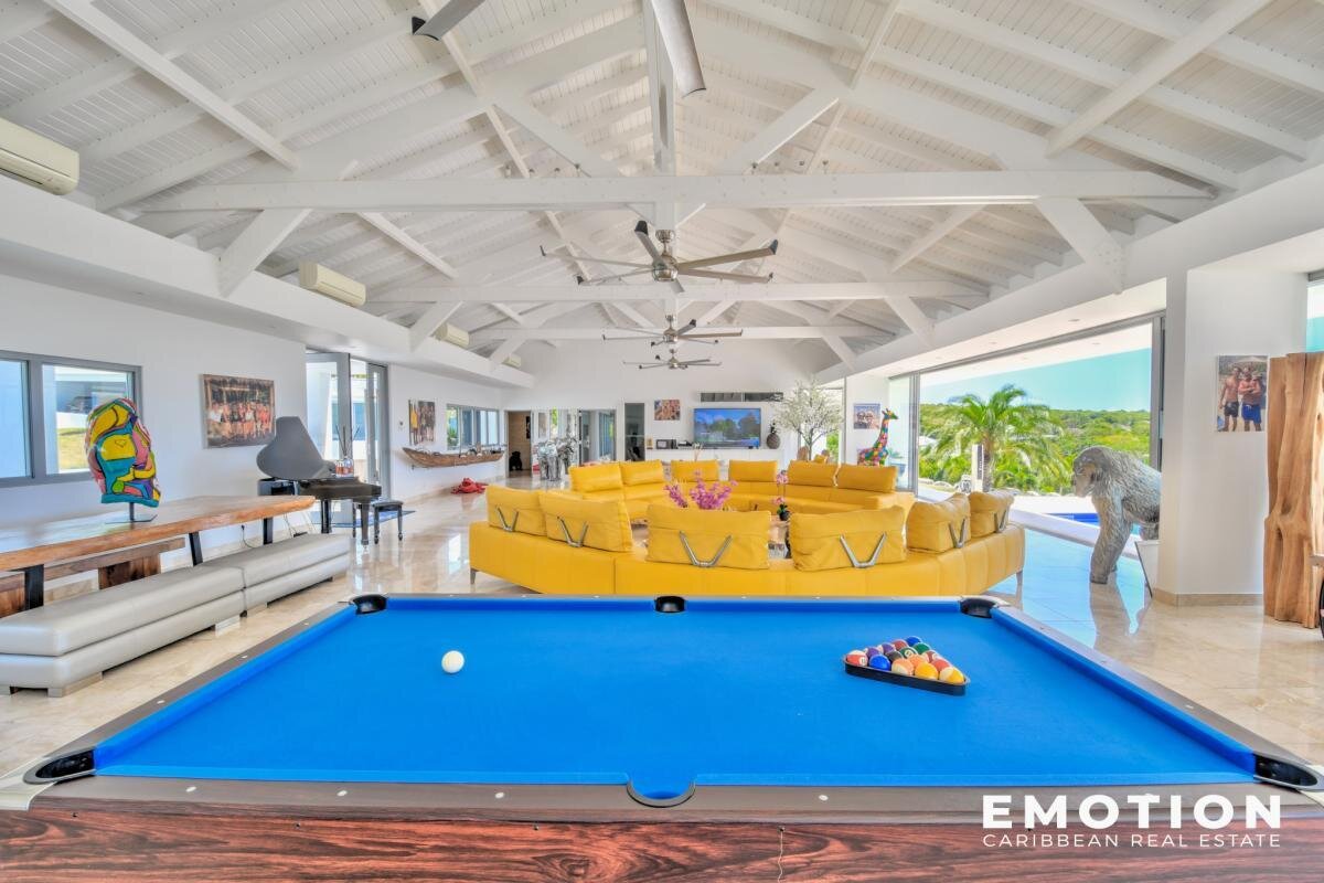 Exceptional property with sea view 971 m2 + 10,000 m2 of l