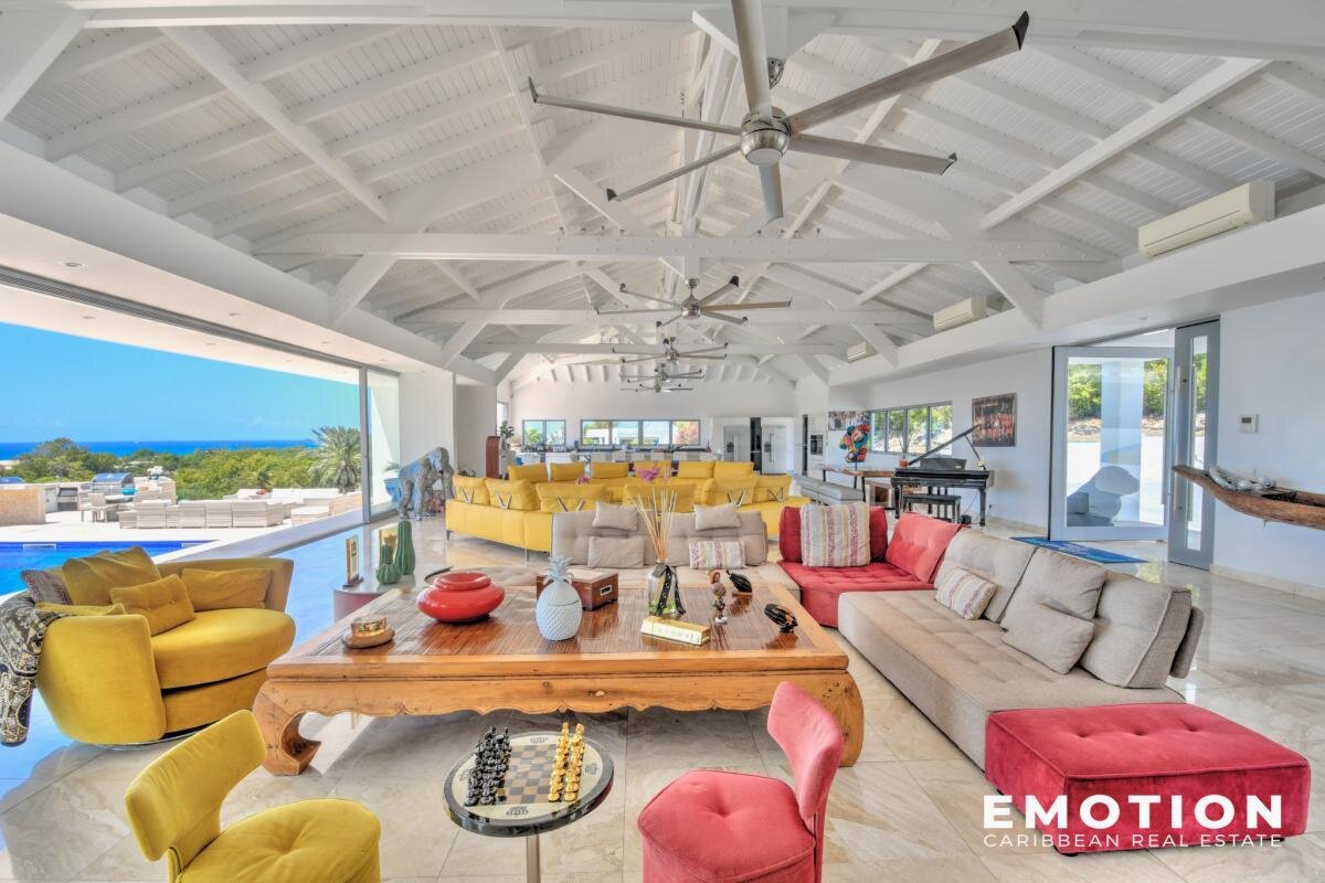 Exceptional property with sea view 971 m2 + 10,000 m2 of l