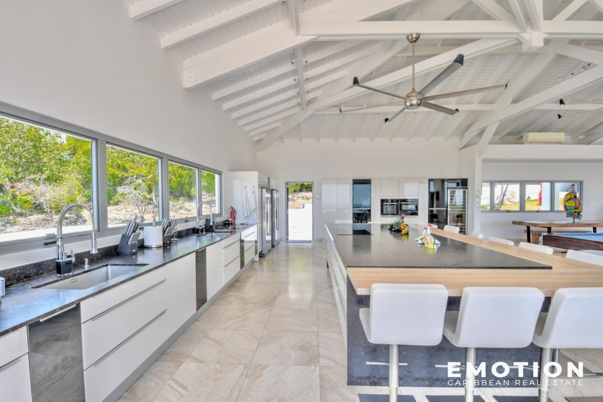 Exceptional property with sea view 971 m2 + 10,000 m2 of l