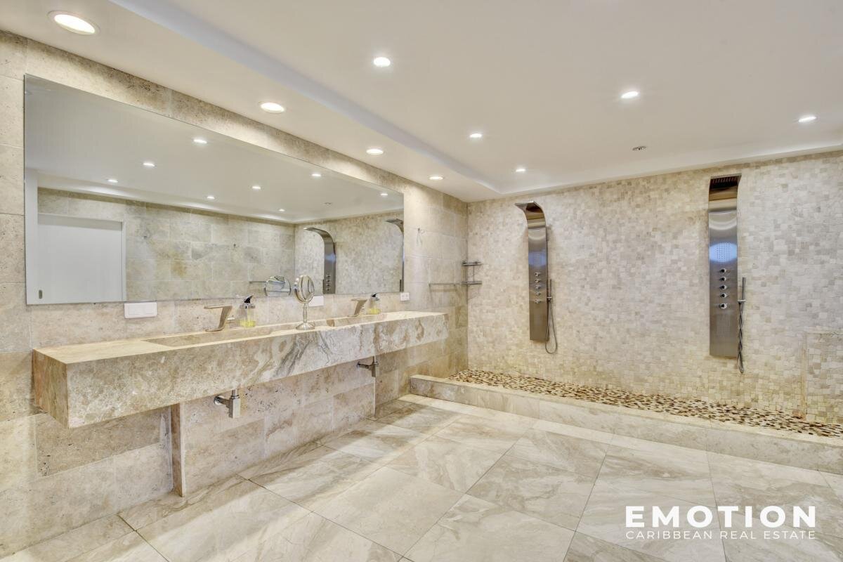 Exceptional property with sea view 971 m2 + 10,000 m2 of l