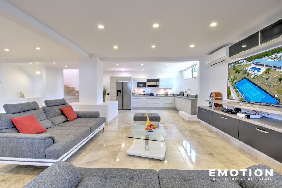 Exceptional property with sea view 971 m2 + 10,000 m2 of l