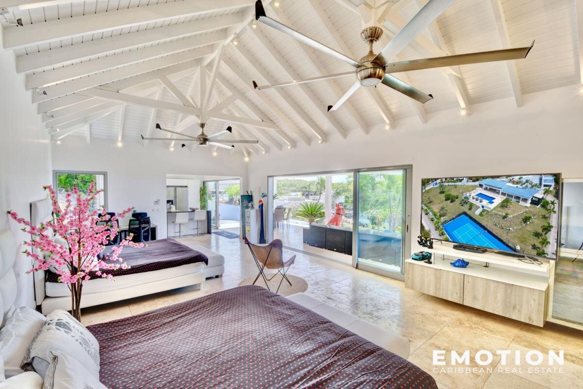 Exceptional property with sea view 971 m2 + 10,000 m2 of l