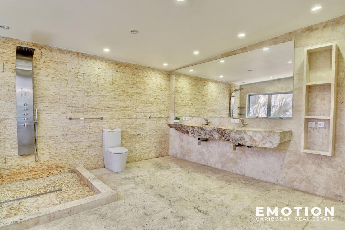 Exceptional property with sea view 971 m2 + 10,000 m2 of l