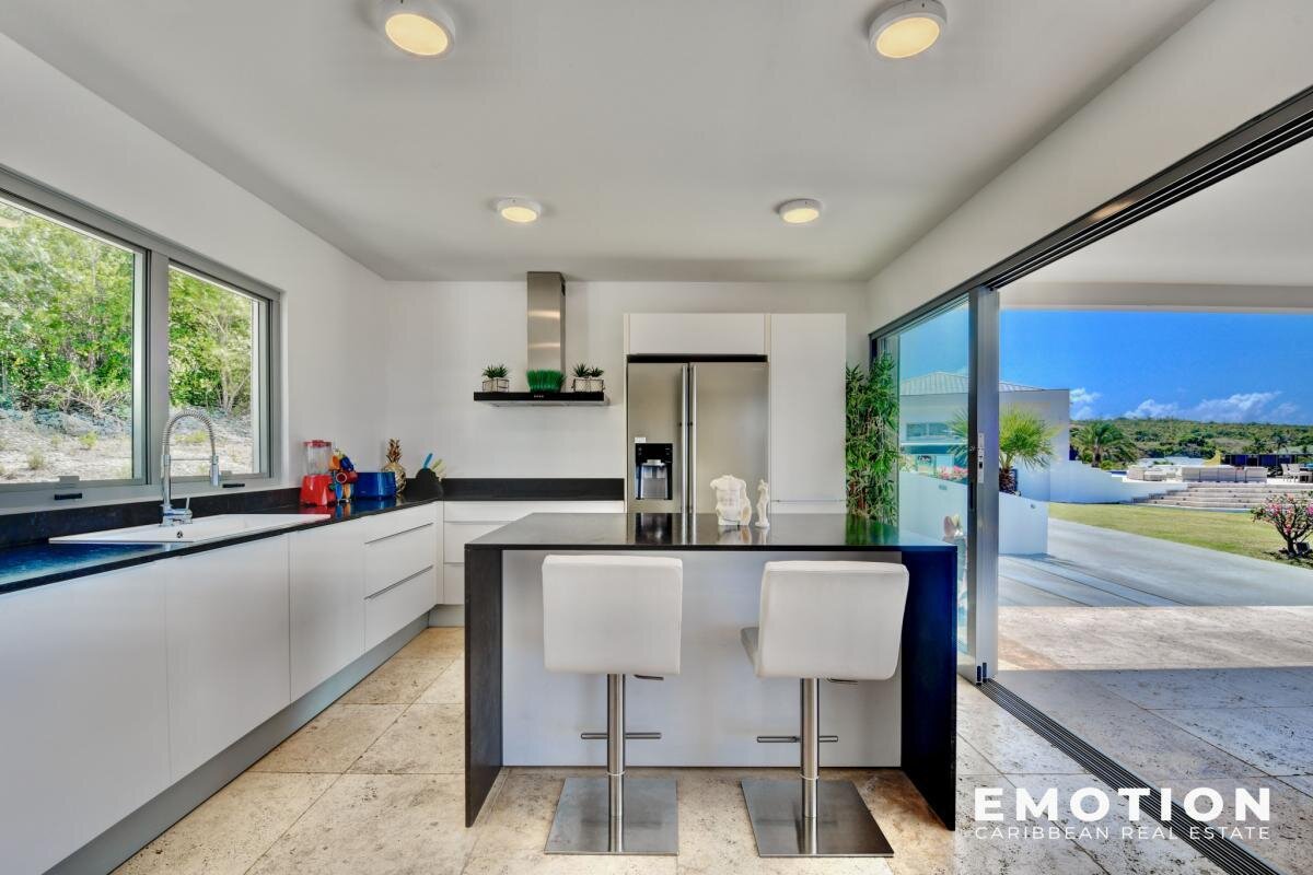 Exceptional property with sea view 971 m2 + 10,000 m2 of l