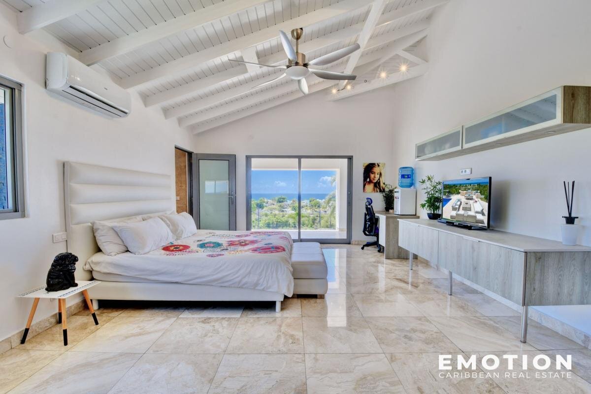 Exceptional property with sea view 971 m2 + 10,000 m2 of l