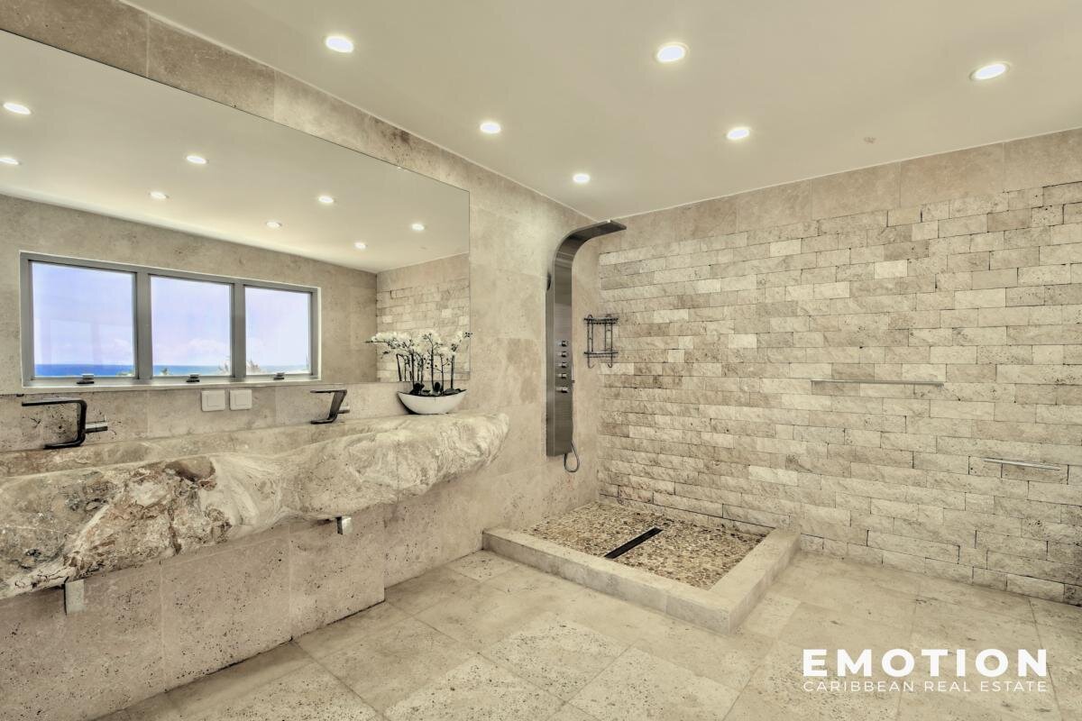 Exceptional property with sea view 971 m2 + 10,000 m2 of l