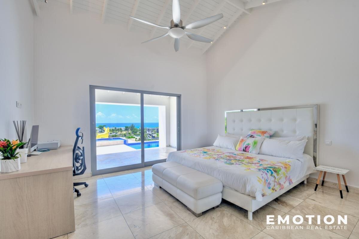 Exceptional property with sea view 971 m2 + 10,000 m2 of l