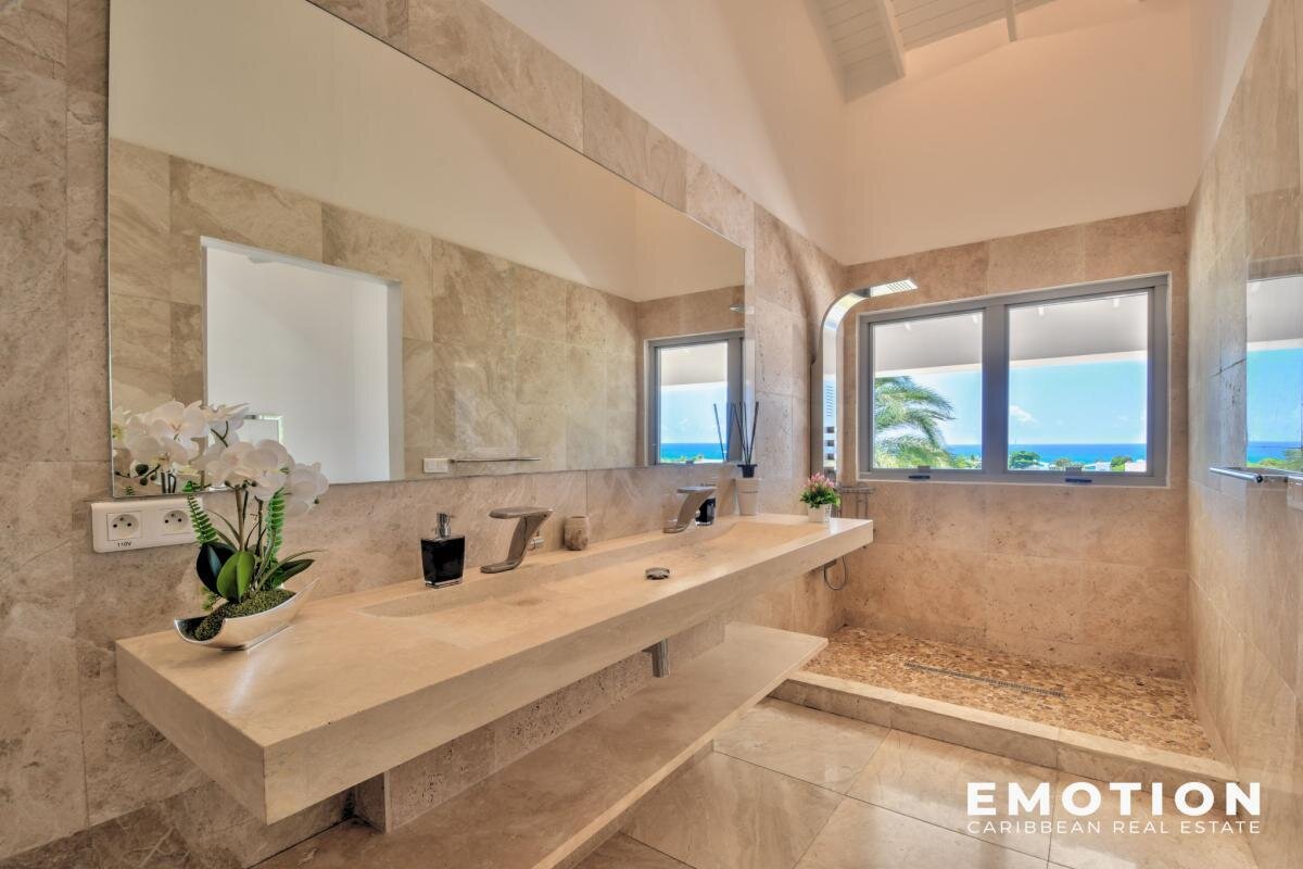 Exceptional property with sea view 971 m2 + 10,000 m2 of l