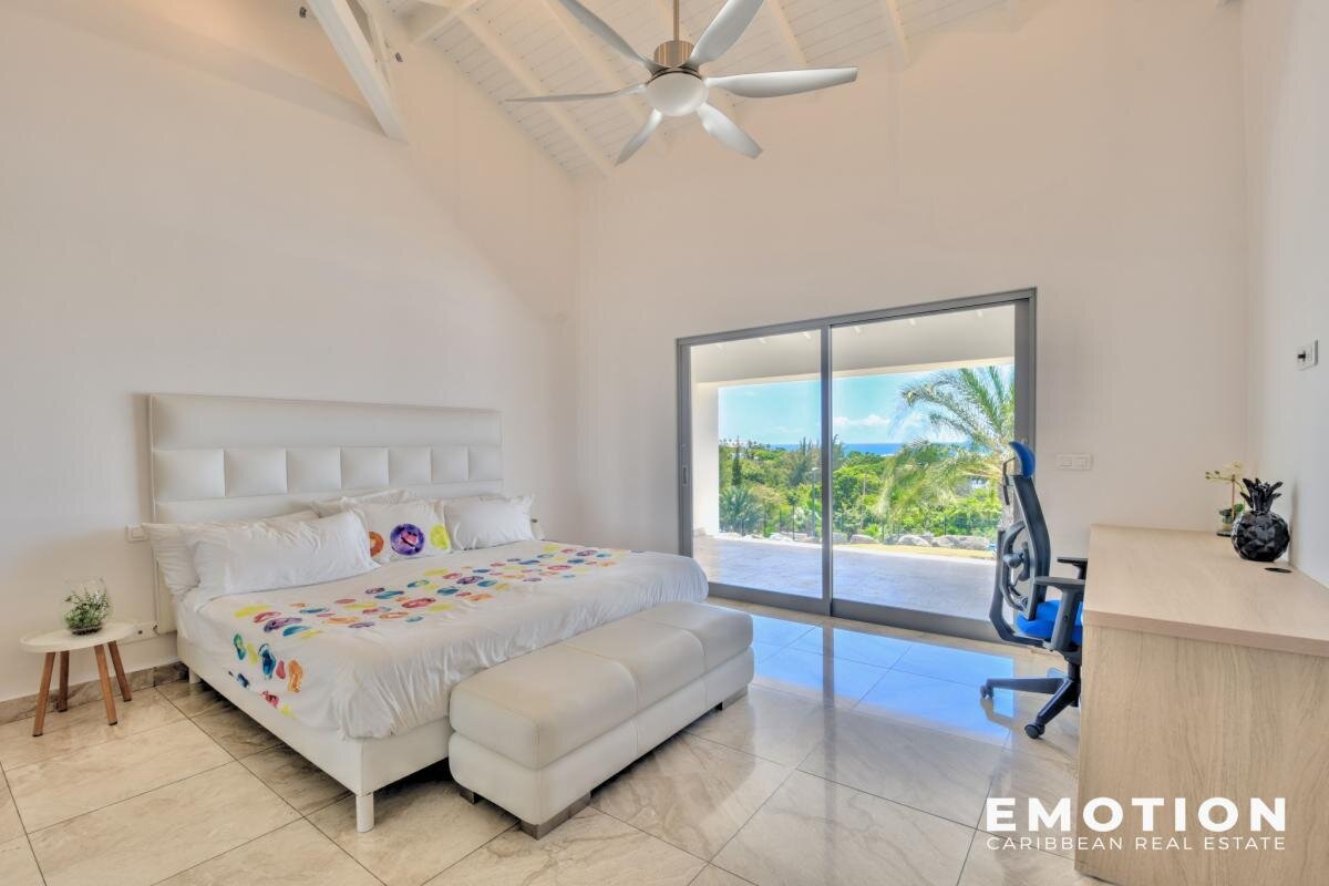 Exceptional property with sea view 971 m2 + 10,000 m2 of l