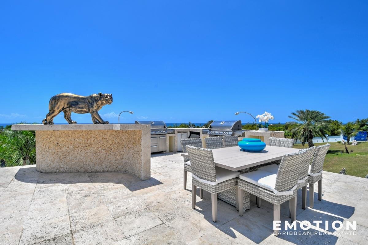 Exceptional property with sea view 971 m2 + 10,000 m2 of l