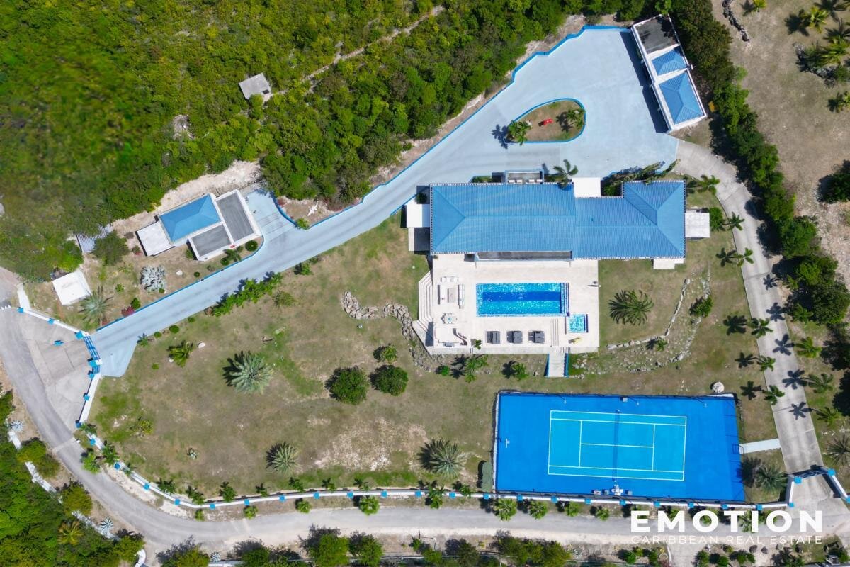 Exceptional property with sea view 971 m2 + 10,000 m2 of l