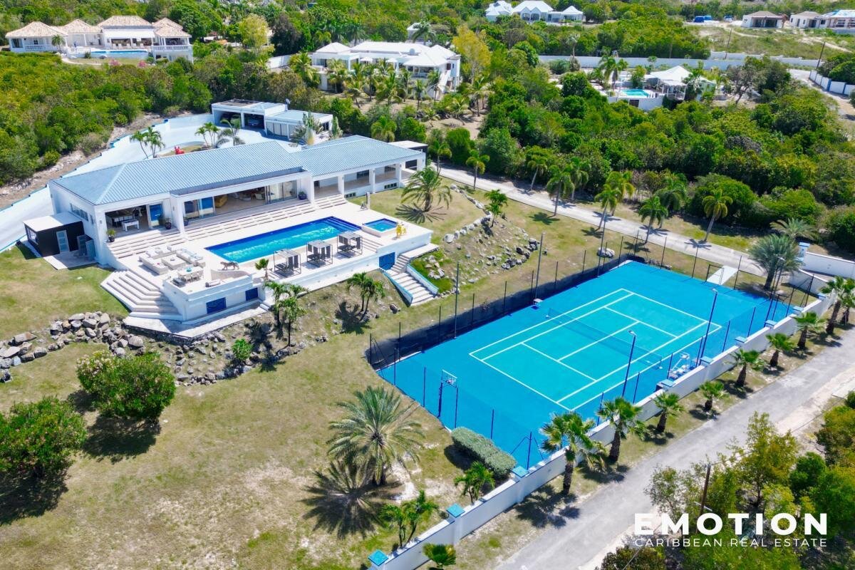 Exceptional property with sea view 971 m2 + 10,000 m2 of l