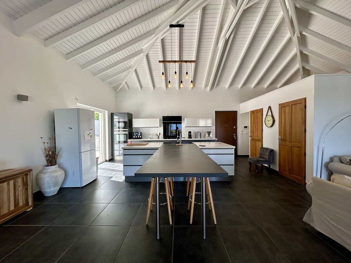 EXCEPTIONAL VILLA IN THE ORIENTAL BAY AREA