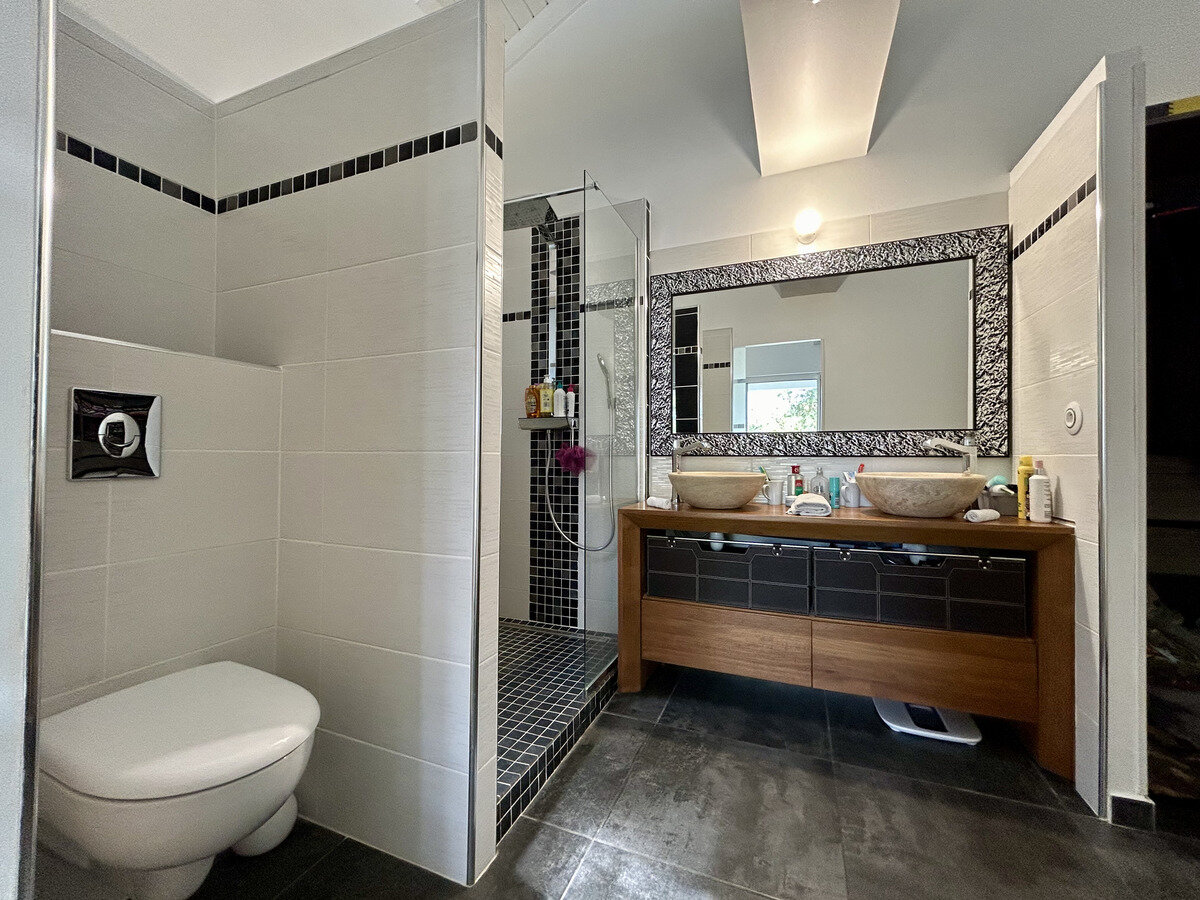 EXCEPTIONAL VILLA IN THE ORIENTAL BAY AREA