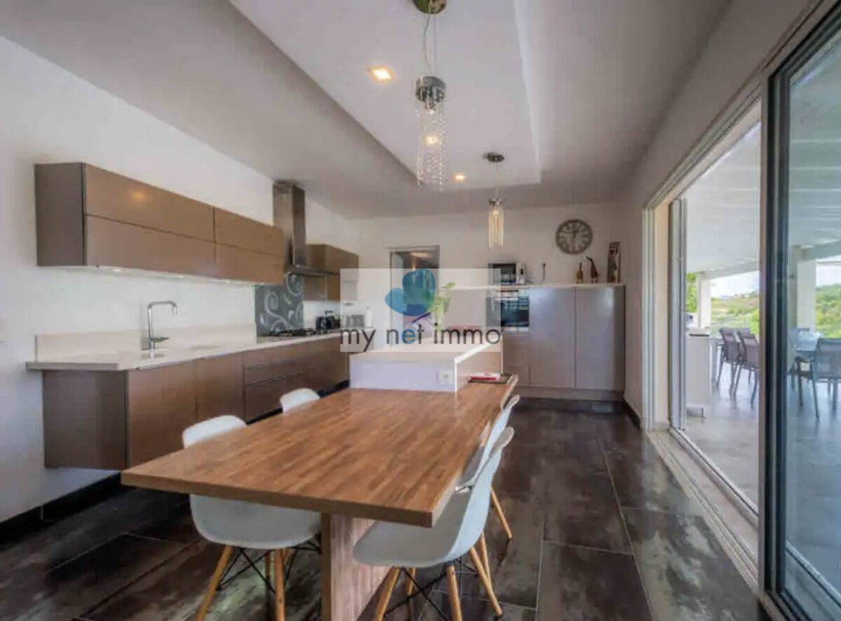 Terres-Basses Propriete sur 12300M2 10% Rentabilite