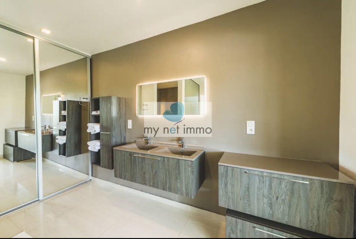 Terres-Basses Propriete sur 12300M2 10% Rentabilite