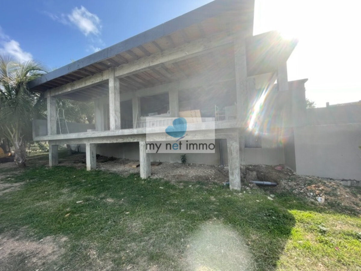 Terres-Basses Propriete sur 12300M2 10% Rentabilite