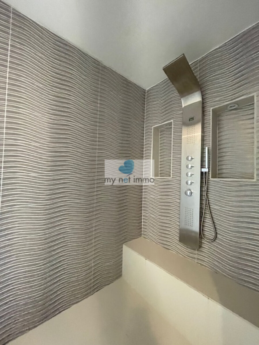 Terres-Basses Propriete sur 12300M2 10% Rentabilite