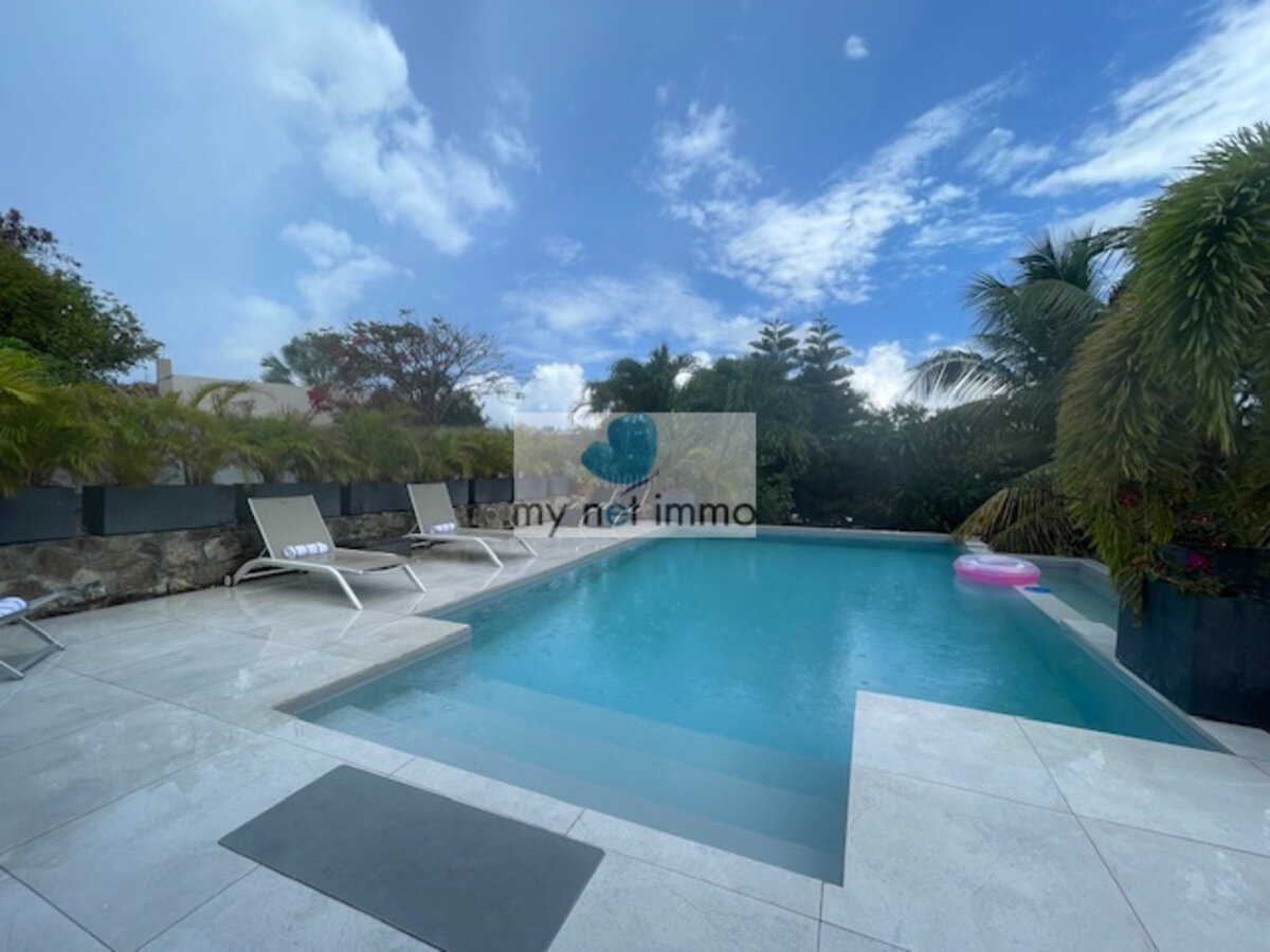 Terres-Basses Propriete sur 12300M2 10% Rentabilite