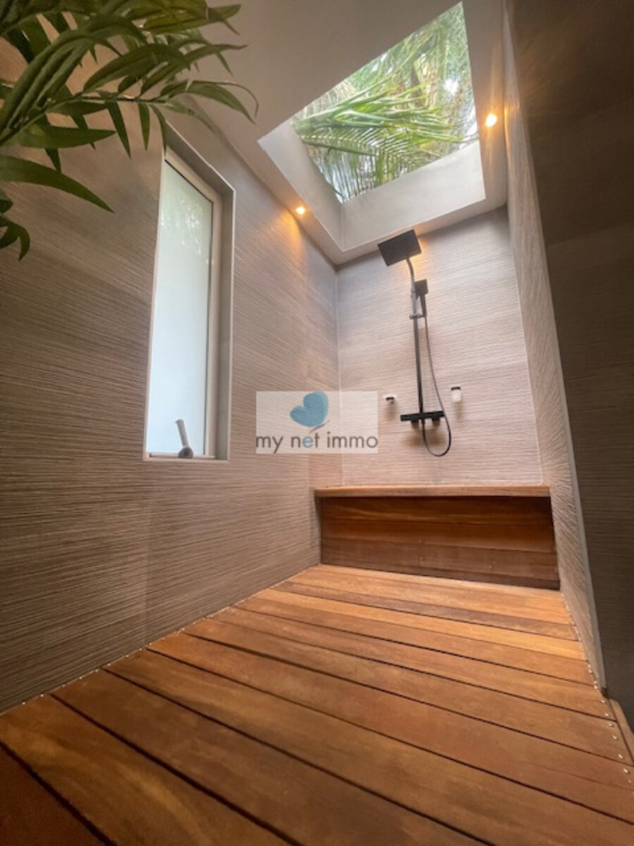 Terres-Basses Propriete sur 12300M2 10% Rentabilite