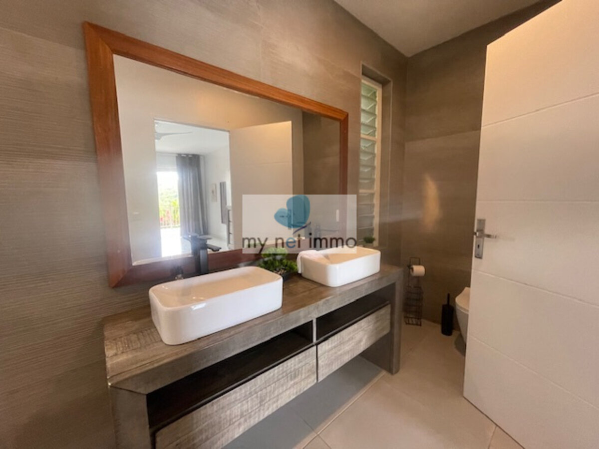 Terres-Basses Propriete sur 12300M2 10% Rentabilite