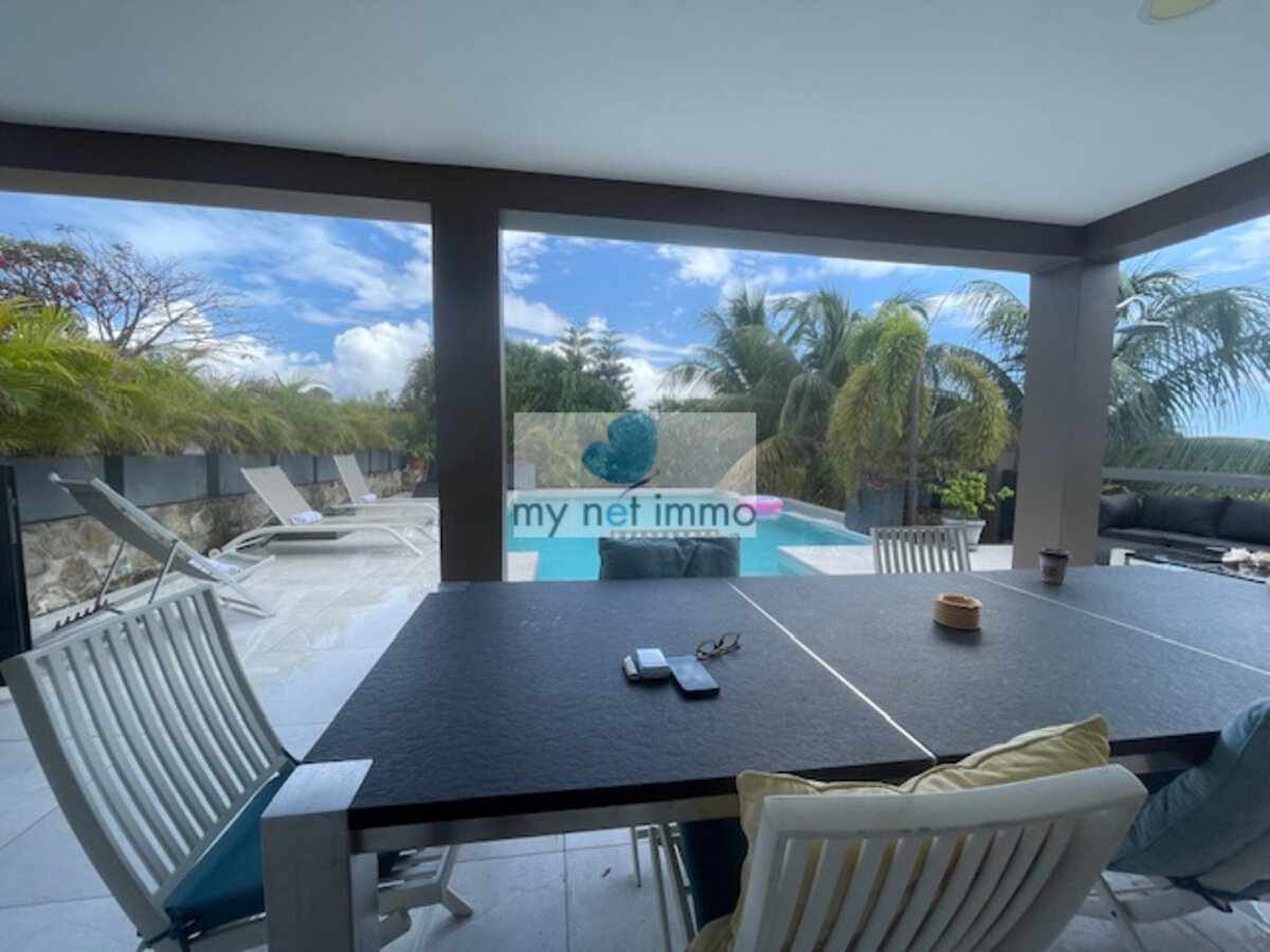 Terres-Basses Propriete sur 12300M2 10% Rentabilite