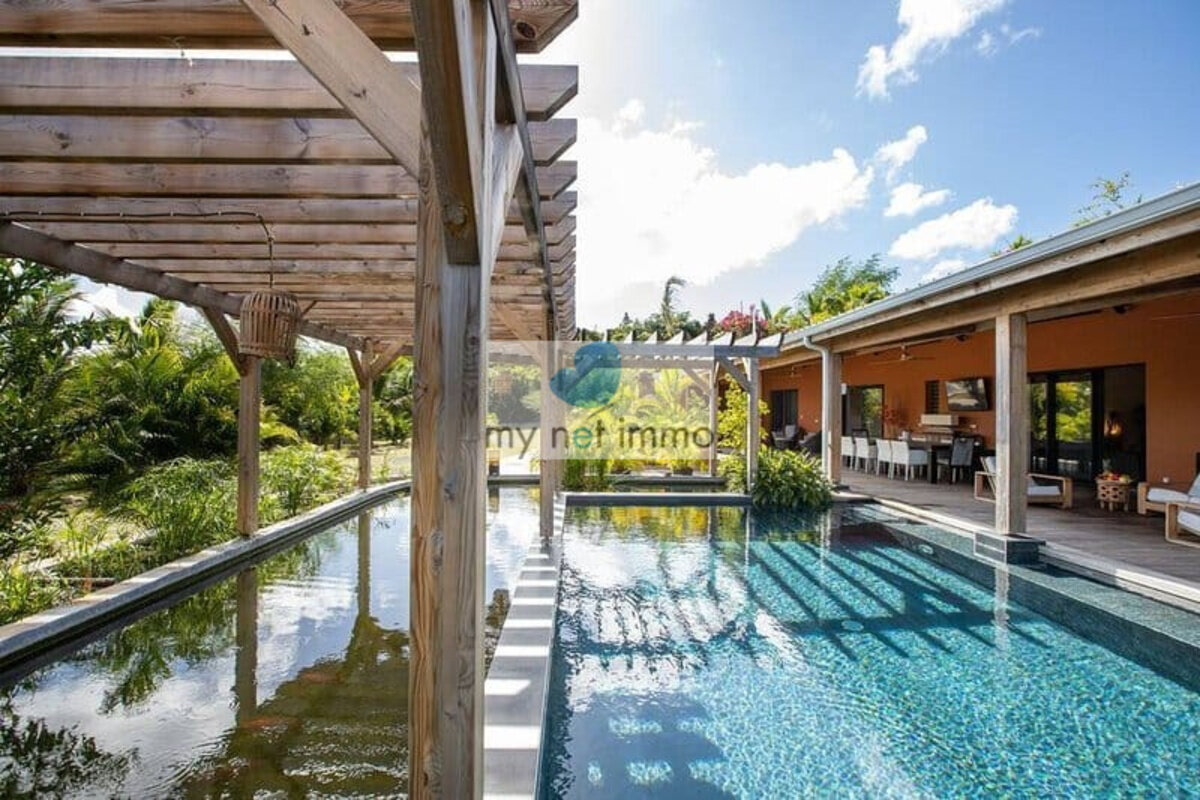 Terres-Basses Propriete sur 12300M2 10% Rentabilite