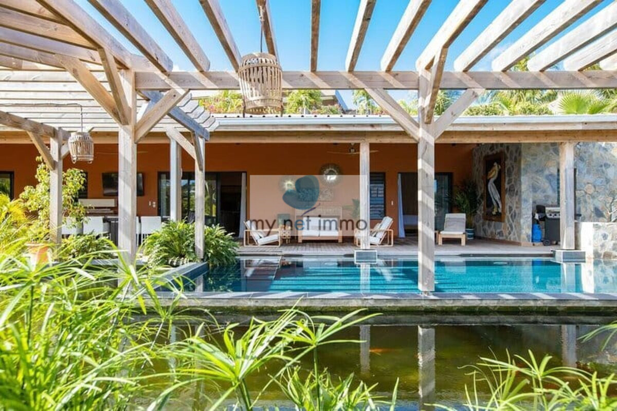 Terres-Basses Propriete sur 12300M2 10% Rentabilite