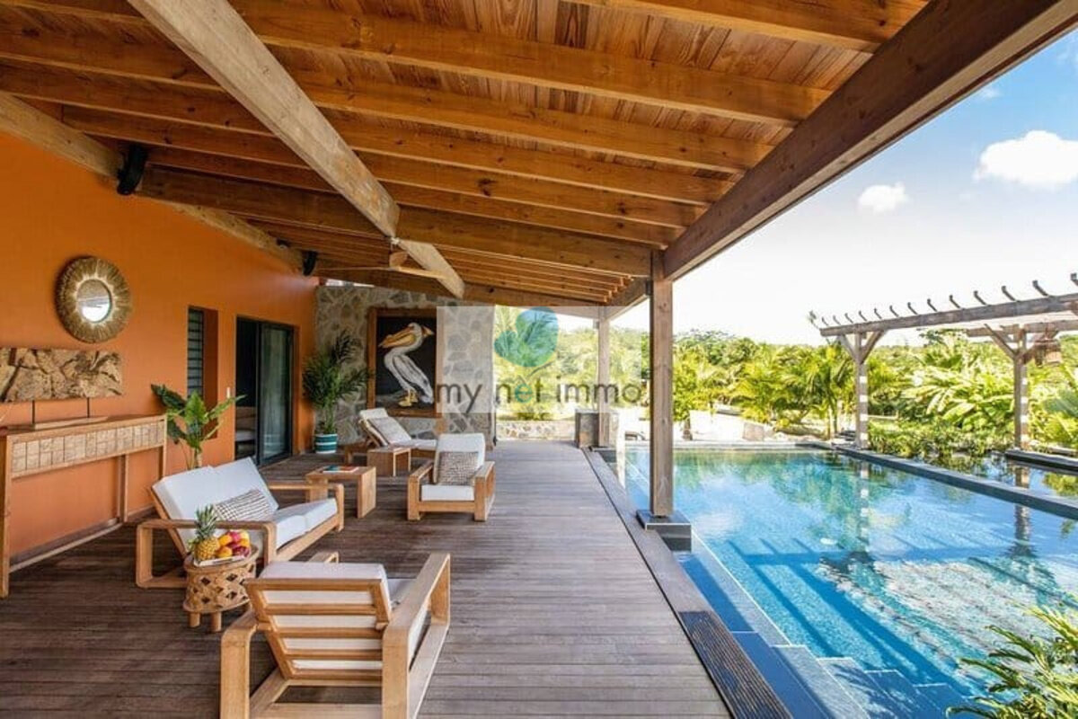 Terres-Basses Propriete sur 12300M2 10% Rentabilite